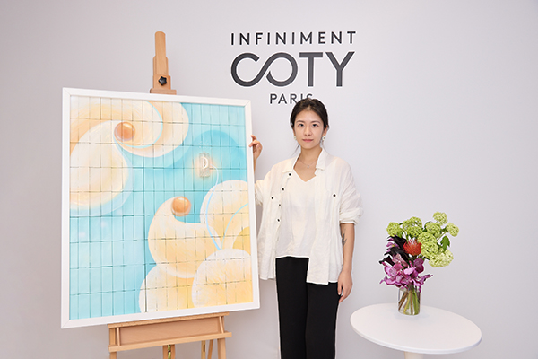 图7 -  INFINIMENT COTY PARIS 中国上市发布活动, 携手独立艺术家 生物画家青川于香水瓶身上共创艺术作品.jpg