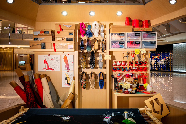 Christian Louboutin路铂廷 “匠心工坊” 场景.jpg