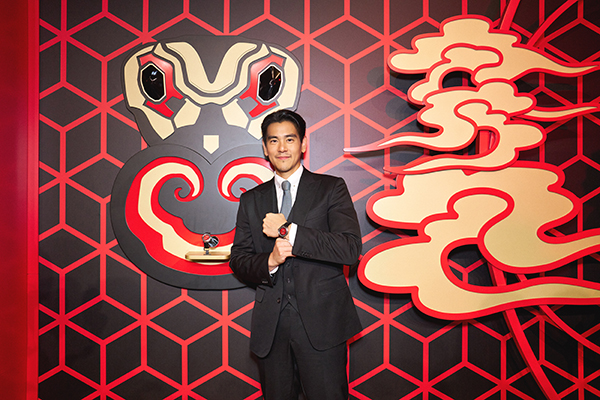 浪琴表优雅形象大使彭于晏佩戴浪琴表全新康卡斯复刻系列蛇年生肖限量款腕表莅临现场.JPG