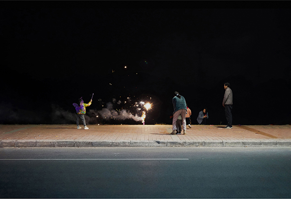 放烟花的一家人,+A+Family+Setting+Off+Fireworks,+2023,+©️闫家成+Yan+Jiacheng.jpg