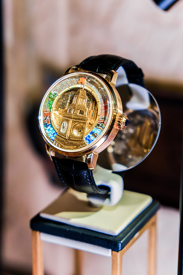 以江海关大楼为创作灵感的上海表复兴·上海之晨,由金雕大师梅花匠心打造 (1).JPG 以江海关大楼为创作灵感的上海表复兴·上海之晨,由金雕大师梅花匠心打造 (1).JPG