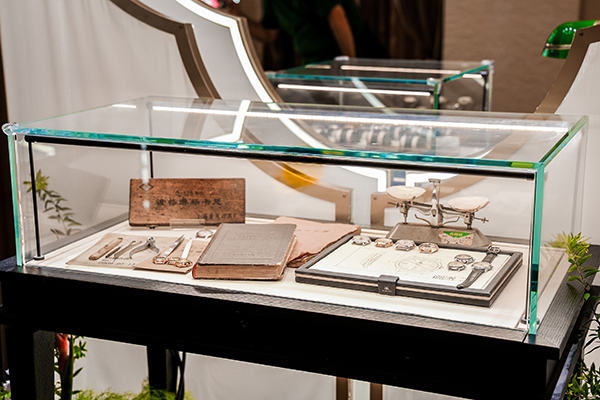现场展出珍贵的历史文献与制表工具.jpg 现场展出珍贵的历史文献与制表工具.jpg