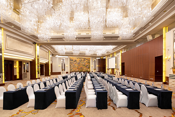 皇冠大宴会厅(课桌).jpg 皇冠大宴会厅(课桌).jpg