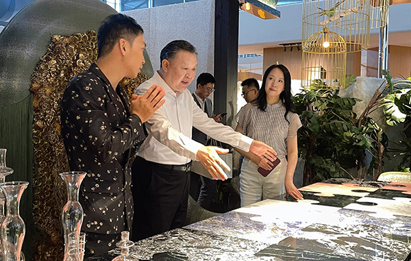 10中国家具协会理事长徐祥楠（中）、副理事长兼秘书长屠祺（右一）到访艾宝展位，与张驰（左一）就跨界设计的落地实践进行了交流.JPG