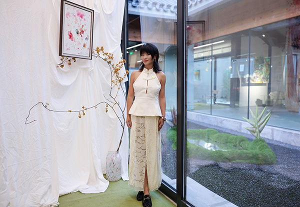 19_策展人在展览现场_长巷里庭院.jpg
